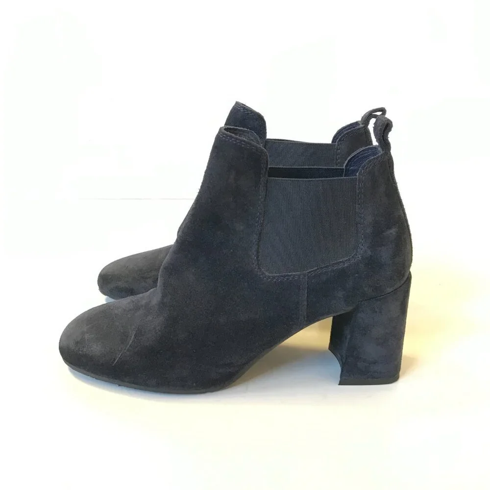 Pedro Garcia navy toe moon